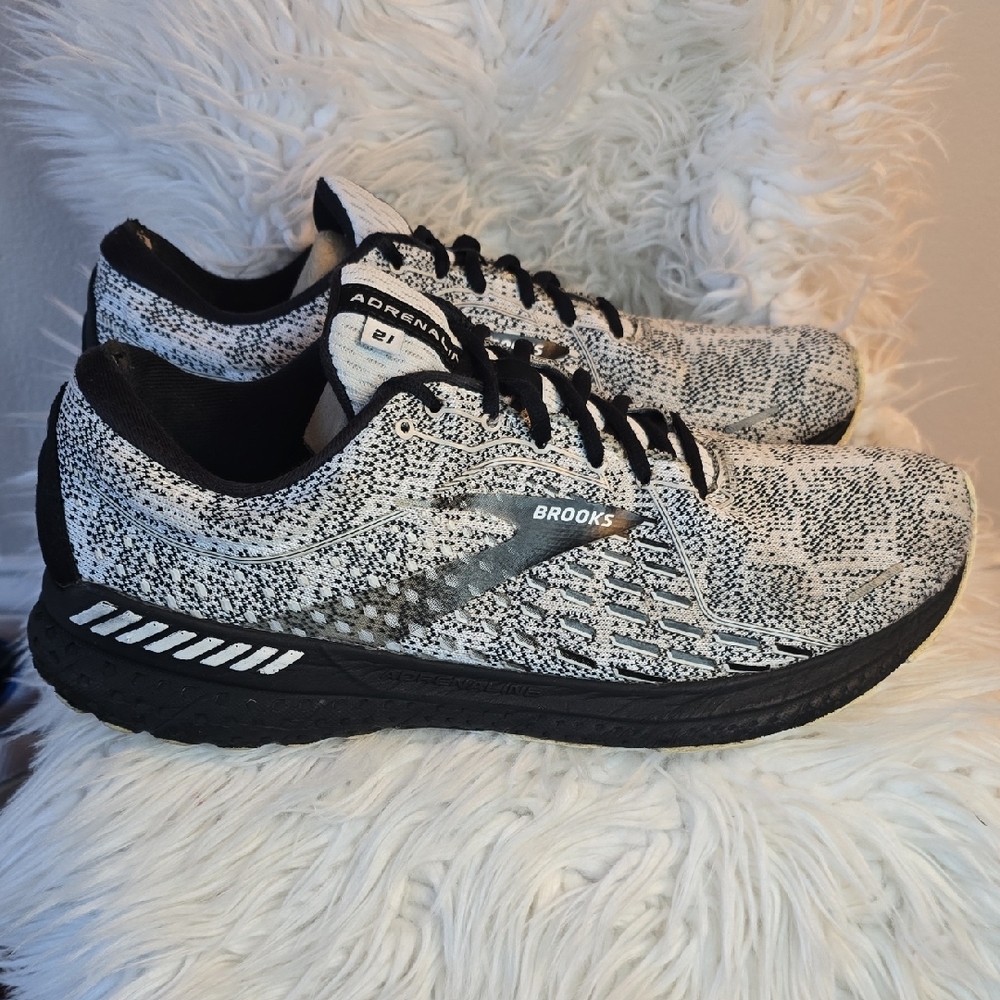 Host Pick 🥳 Men's Brooks Adrenaline GTS 21 Black and White Athletic Shoes